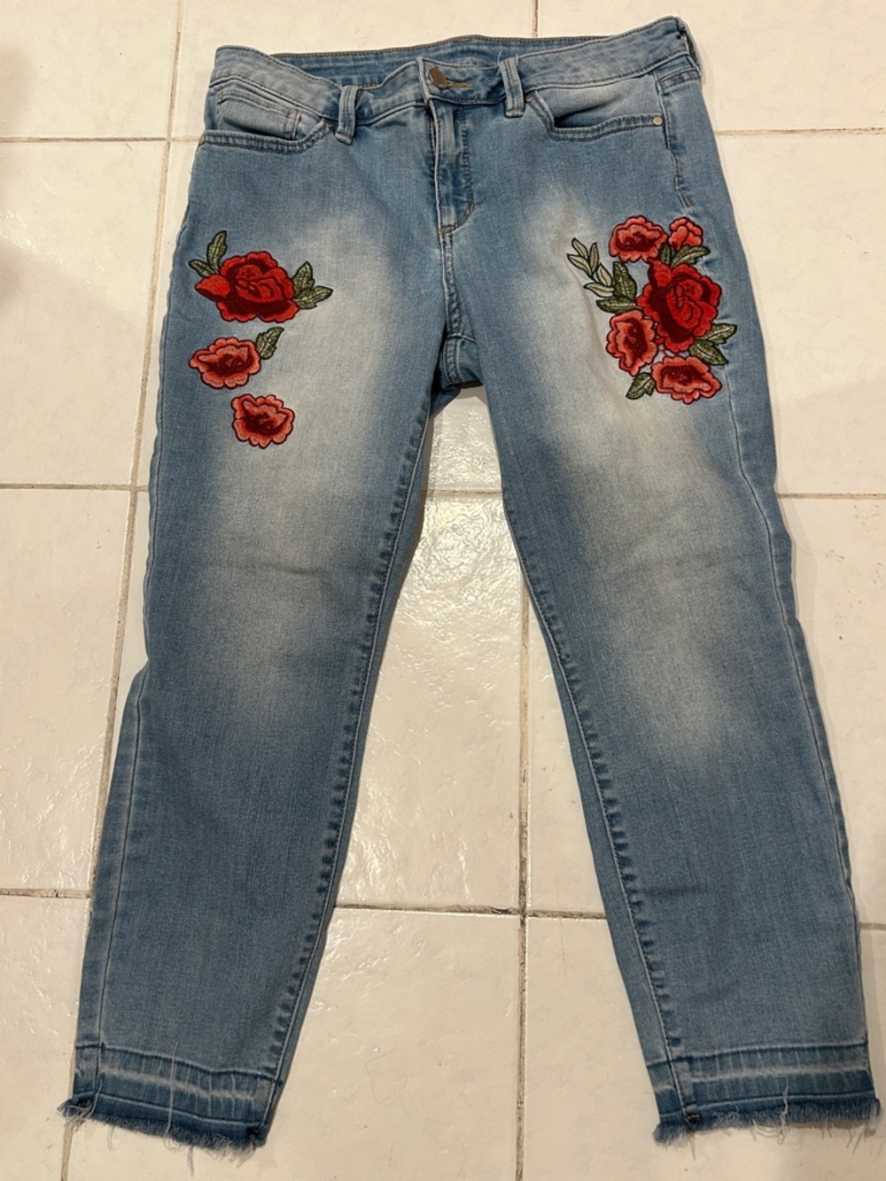 Women's Jeans w beautiful Red Floral Embroidery. 29/8. Some stretch. Just ankle.